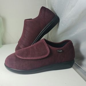 Propét Women's Cush N Foot Slipper